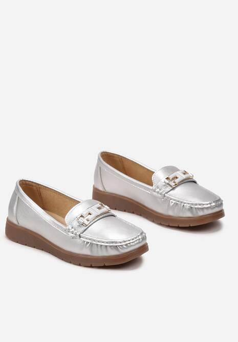 Srebrne Mokasyny na Kauczukowej Podeszwie Ozdobione Klamrą Eanlarri