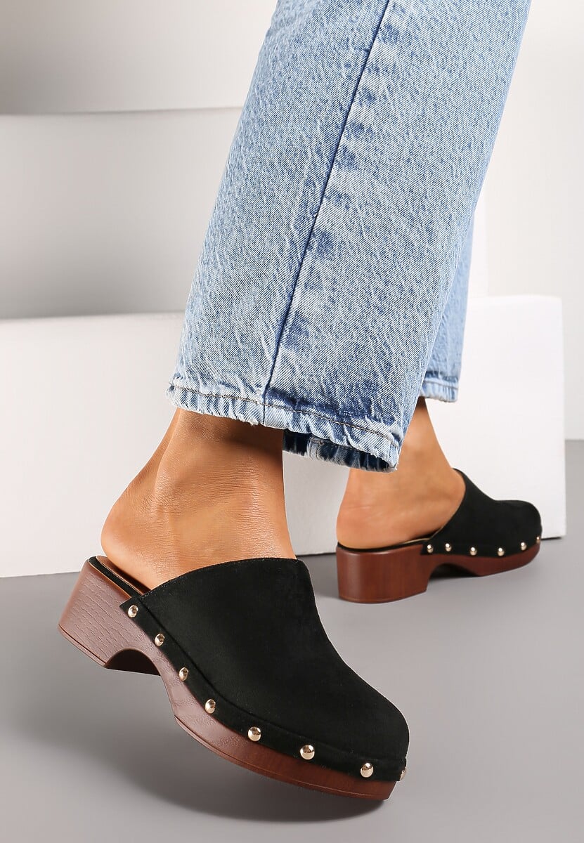 Czarne Klapki Typu Drewniaki z Nitami i Płaskim Obcasem Nerai