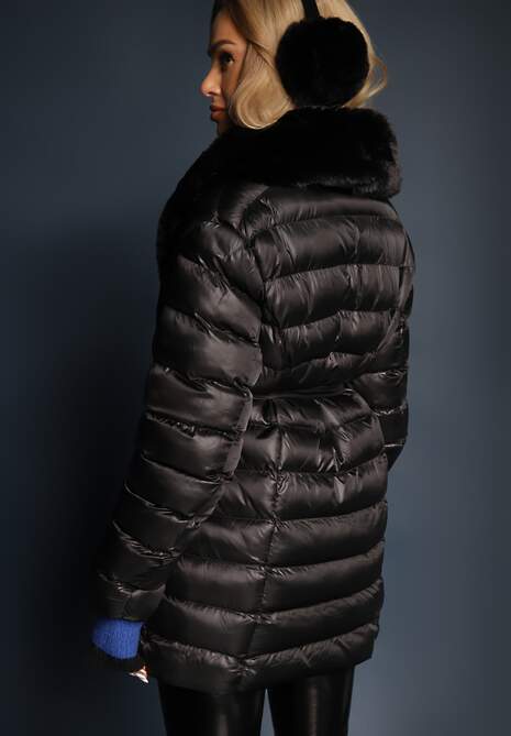Czarna Pikowana Kurtka z Wiązanym Paskiem i Kołnierzem z Futerka Avrissa