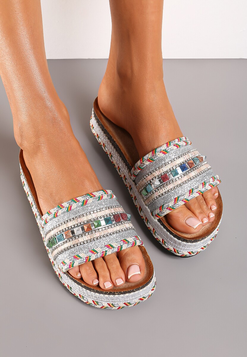 Srebrne Klapki Boho na Platformie z Plecionką i Szerokim Paskiem z Koralikami Gitasta