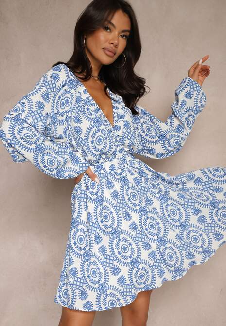 Niebieska Kopertowa Sukienka z Wzorem Etno Korretis