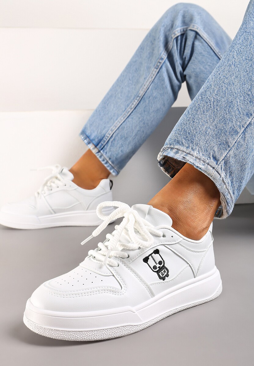 Czarno-Beżowe Sznurowane Sneakersy z Ekoskóry z Ozdobną Naszywką i Perforacją Vetria