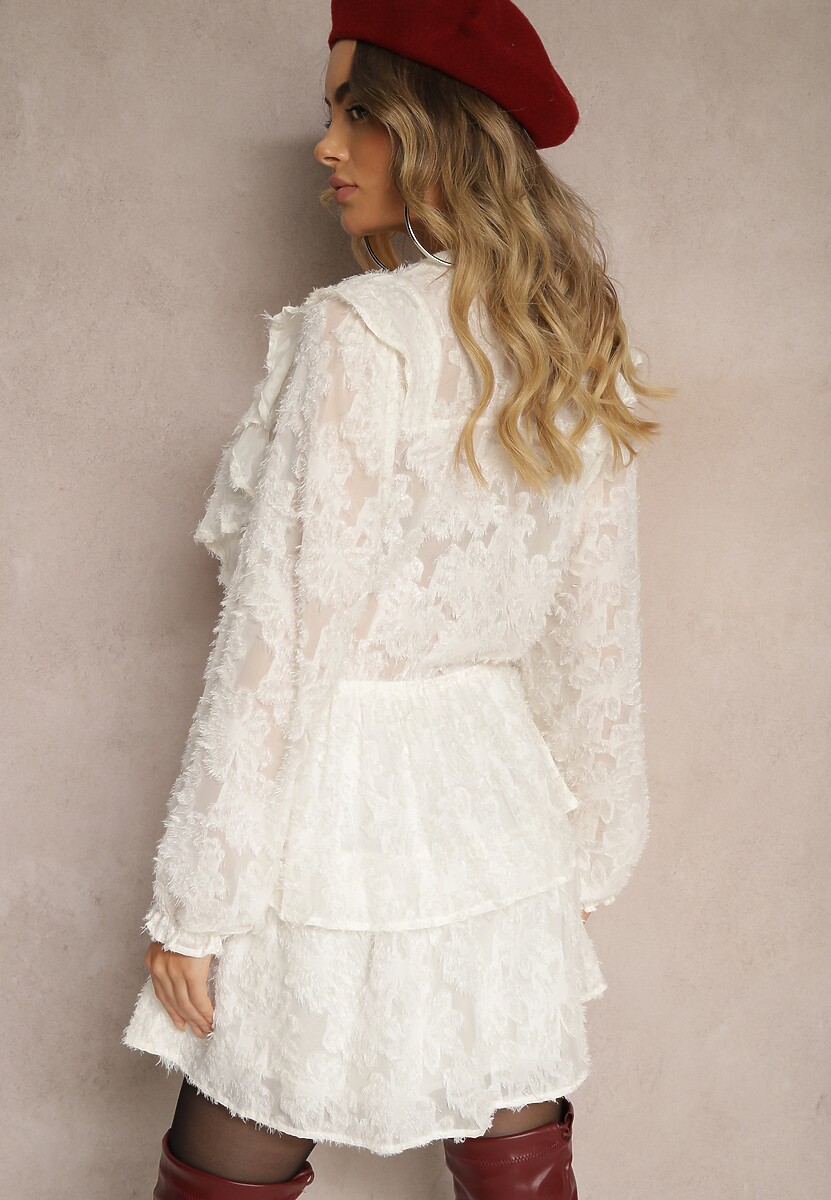 Jasnobeżowa Sukienka o Rozkloszowanym Kroju z Gumką w Talii i Falbanami Zinetha