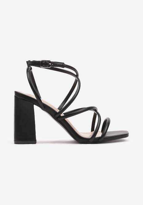Czarne Sandały na Słupkowym Obcasie z Cienkimi Paseczkami Tinanique