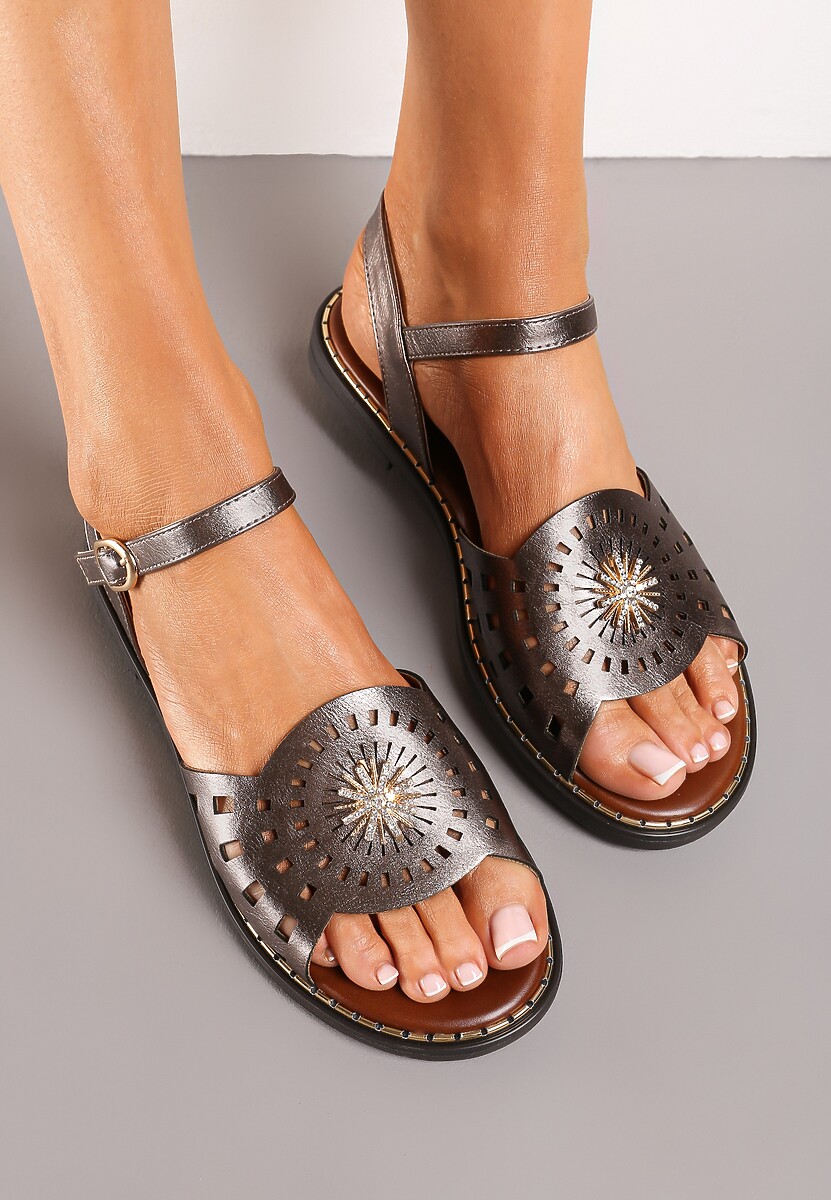 Srebrno-Brązowe Sandały na Płaskiej Podeszwie z Ażurowym Zdobieniem i Cyrkoniami Zapinane Wokół Kostki Adielle