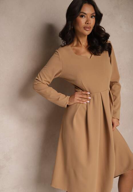 Beżowa Sukienka o Rozkloszowanym Kroju z Trójkątnym Dekoltem Temivara