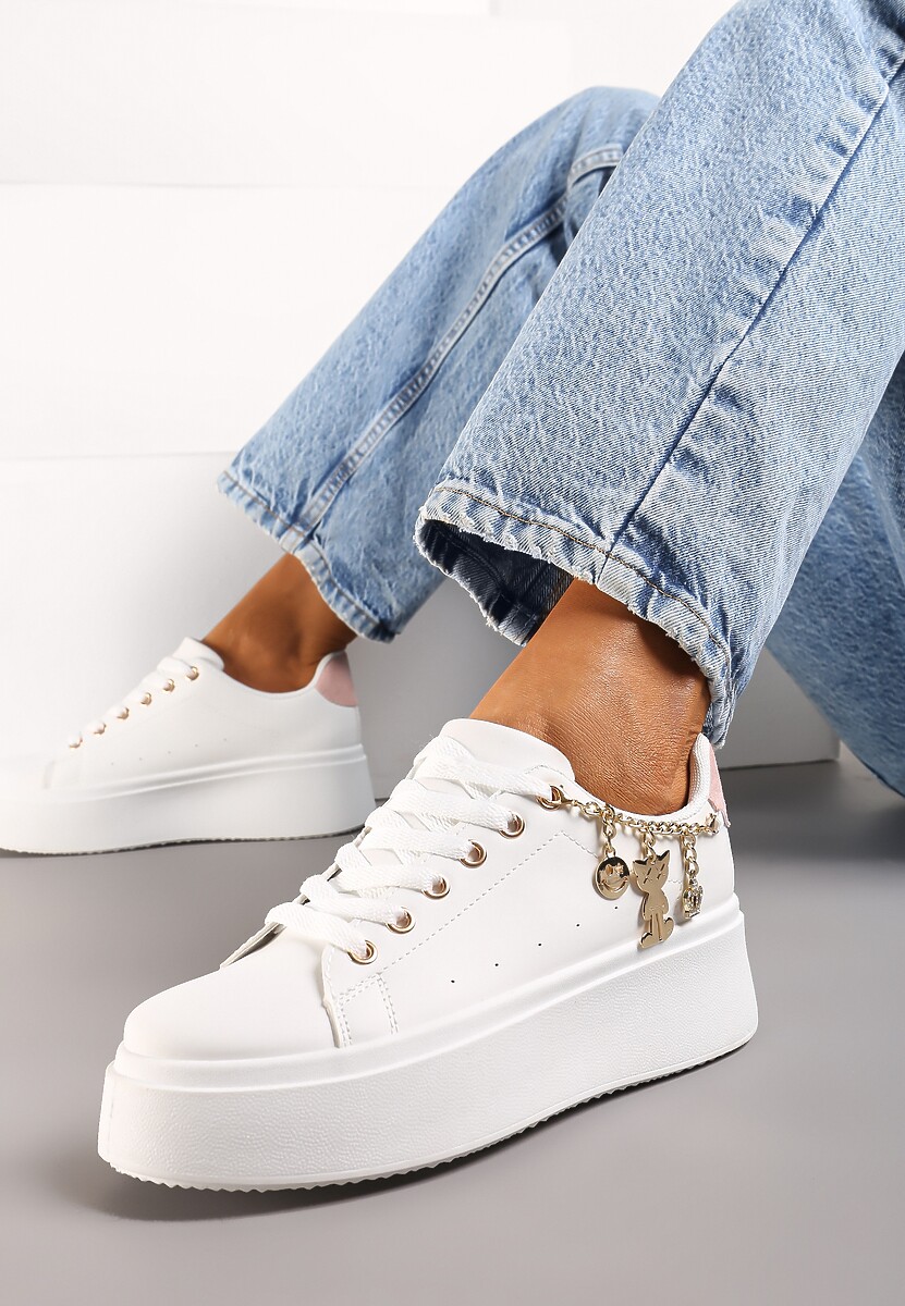 Biało-Różowe Sznurowane Sneakersy z Ekoskóry na Platformie z Łańcuszkiem i Zawieszkami Salvania