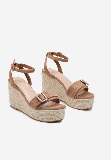 Brązowe Sandały na Koturnie z Plecionki z Metaliczną Aplikacją Saliris