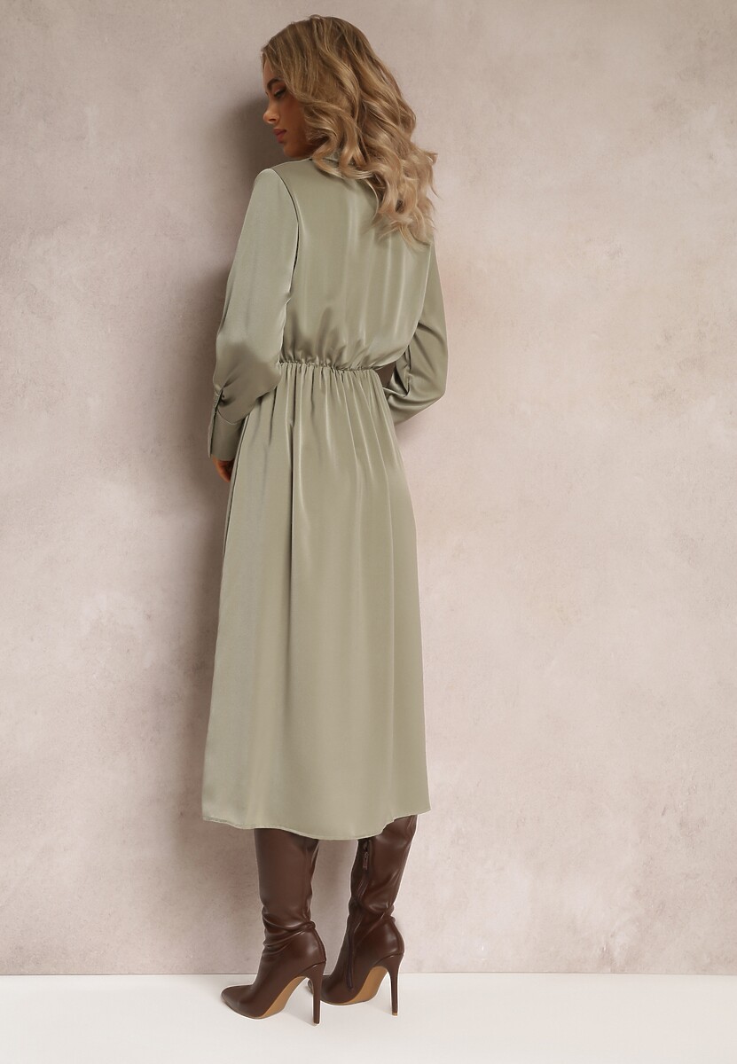 Zielona Satynowa Sukienka Kopertowa z Gumką i Łańcuszkiem w Talii Shaffa