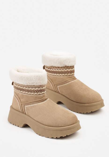 Ciemnobeżowe Krótkie Śniegowce Wsuwane z Haftem i Futerkiem przy Cholewce Miovadia