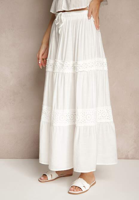 Biała Rozkloszowana Spódnica z Wiskozą Zdobiona Koronką Bannela