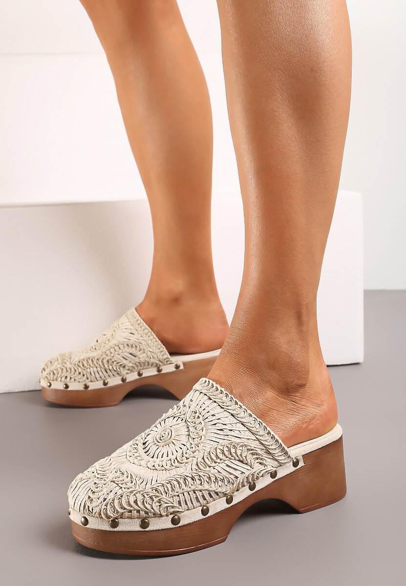 Beżowe Klapki Chodaki Ozdobione Plecionką i Nitami na Grubej Podeszwie Riorella