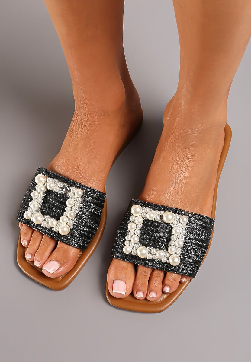 Czarne Klapki na Płaskiej Podeszwie Ozdobione Ażurowym Paskiem i Klamrą z Perełkami Argitsa