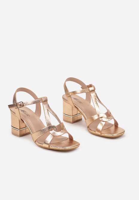 Szampańskie Sandały na Słupku z Metaliczną Aplikacją i Ozdobnymi Paskami Sadeonia