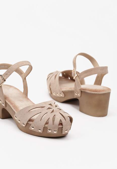 Ciemnobeżowe Sandały z Imitacji Zamszu na Słupku o Ażurowym Przodzie z Ozdobnymi Nitami Qanesi