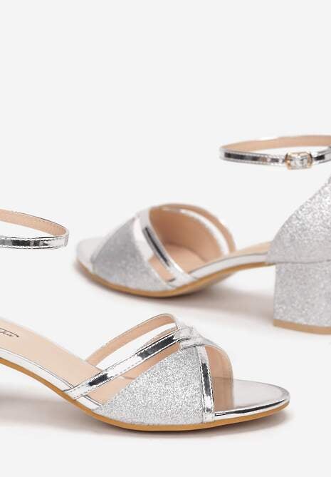 Srebrne Brokatowe Sandały na Niskim Słupku z Lakierowanymi Paskami Ilenia