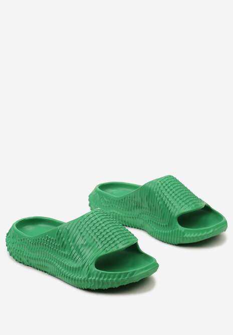 Zielone Klapki z lekkiej Pianki Ozdobione Wypukłym Tłoczeniem Konsia