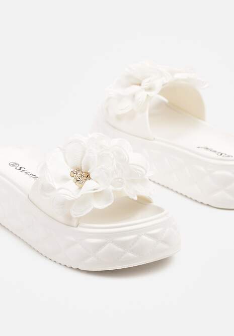 Białe Klapki na Platformie z Pikowaniem i Kwiatową Aplikacją 3D Sananira