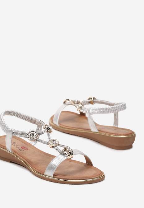 Srebrne Sandały z Metalową Aplikacją oraz Cyrkoniami Novaress