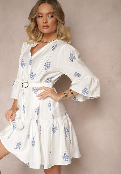 Biała Sukienka z Wiskozą o Kroju Oversize z Falbaną Zdobiona Haftem Ilanorin