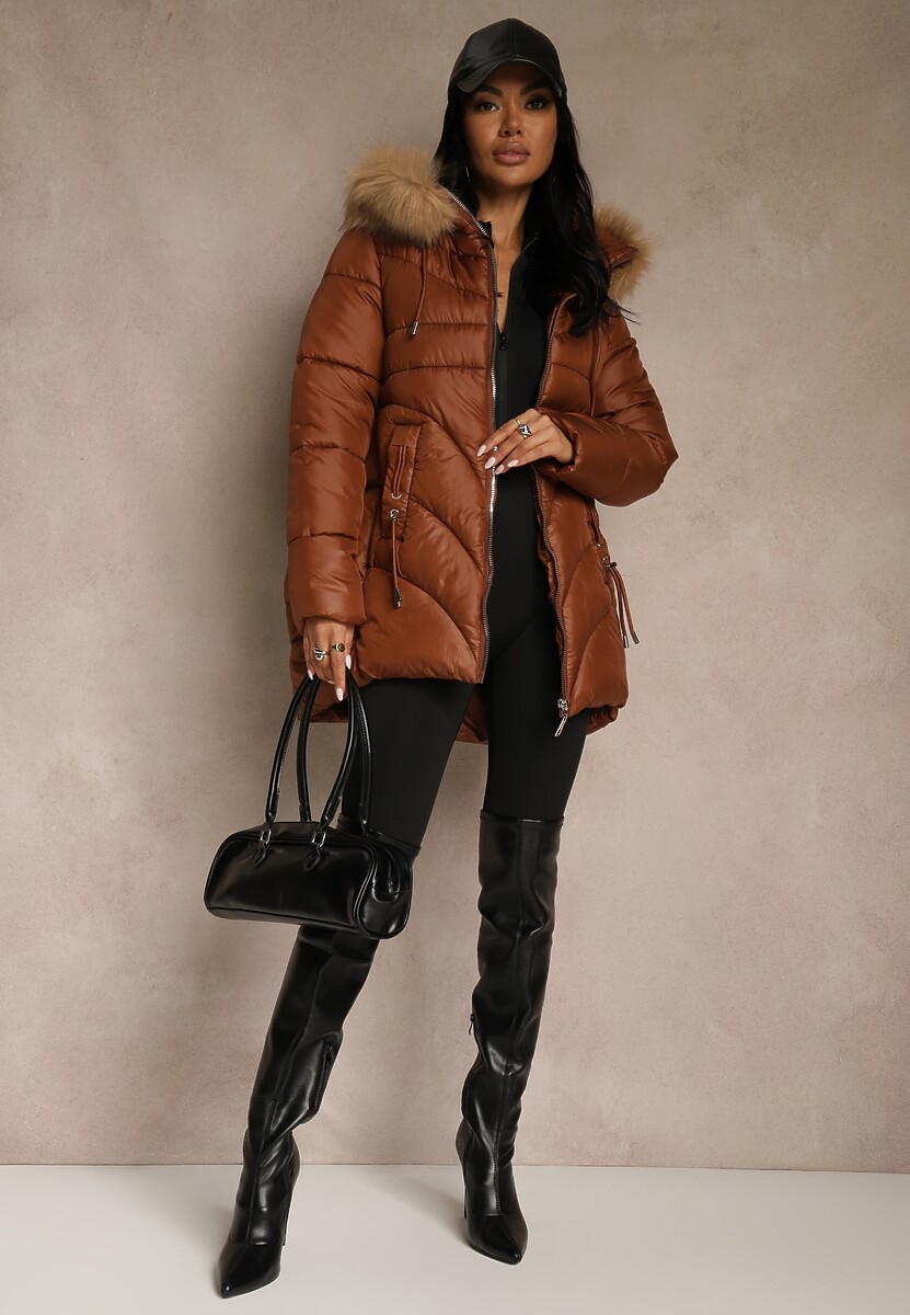 Brązowa Trapezowa Kurtka z Pikowanymi Przeszyciami i Kapturem z Odpinanym Futrem Deoiala