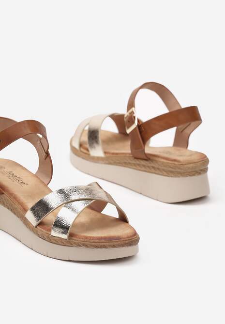 Złote Sandały z Przeplatanymi Paskami o Metalicznym Połysku na Niskim Koturnie ze Sprzączką Urines