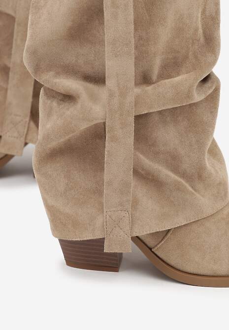 Ciemnobeżowe Kozaki na Stożku Typu Kowbojki Ozdobione Klamrą i Wywiniętą Cholewką Nalirella