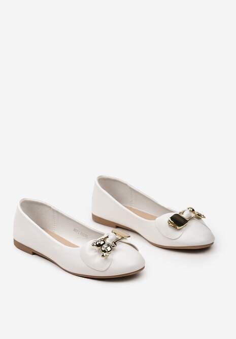 Białe Balerinki z Metalową Ozdobą na Froncie Alverua