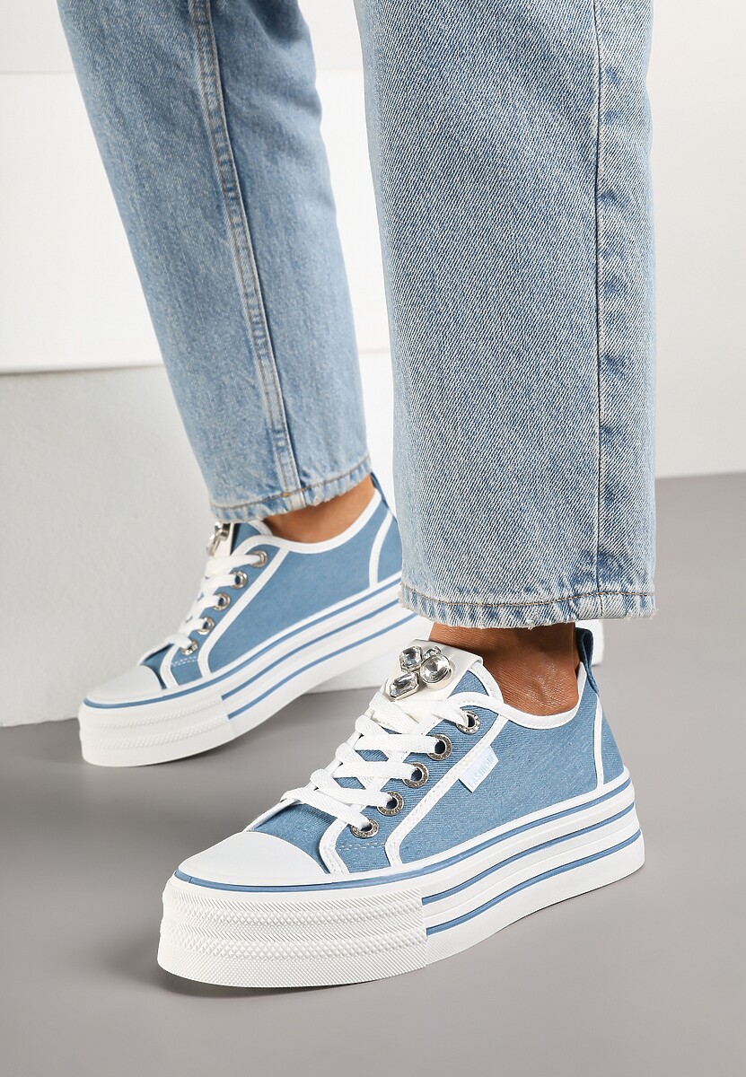 Niebieskie Trampki na Platformie z Biżuteryjną Aplikacją Flortewis