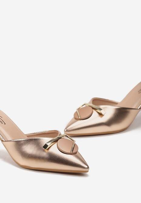 Szampańskie Klapki na Niskiej Szpilce z Metaliczną Aplikacją Freeama