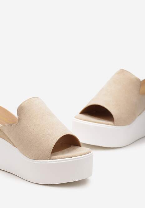 Beżowe Klapki z Paskiem z Ekozamszu Ozdobionym Wycięciami na Koturnie i Platformie Oleviana