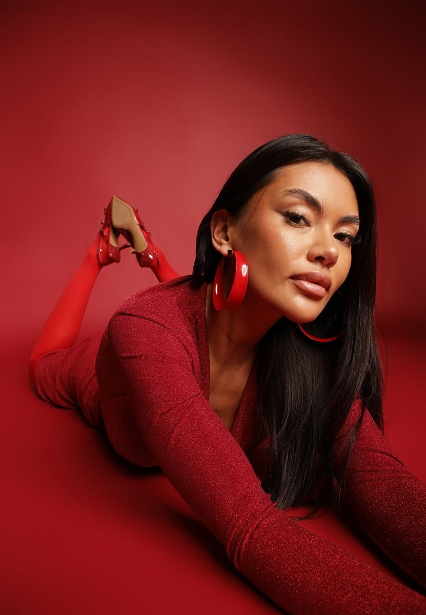 Bordowa Sukienka z Wiskozą o Dopasowanym Kroju z Metaliczną Nitką i Marszczeniem Temalite