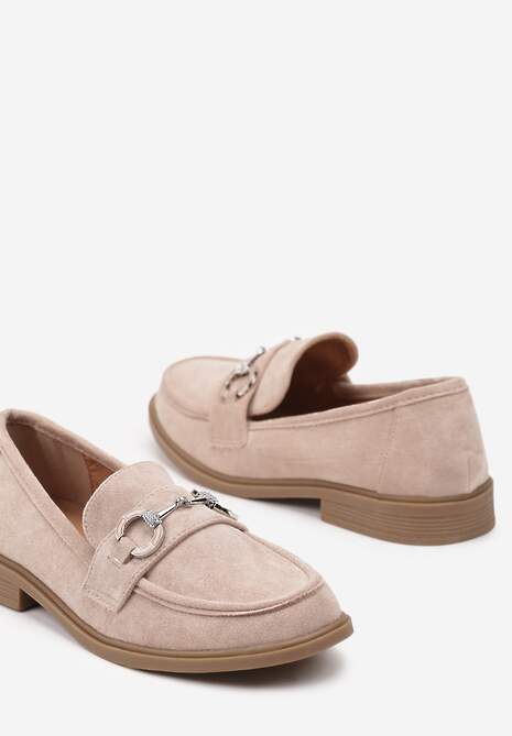 Ciemnobeżowe Ekozamszowe Mokasyny z Ozdobną Metalową Aplikacją Ravarielen