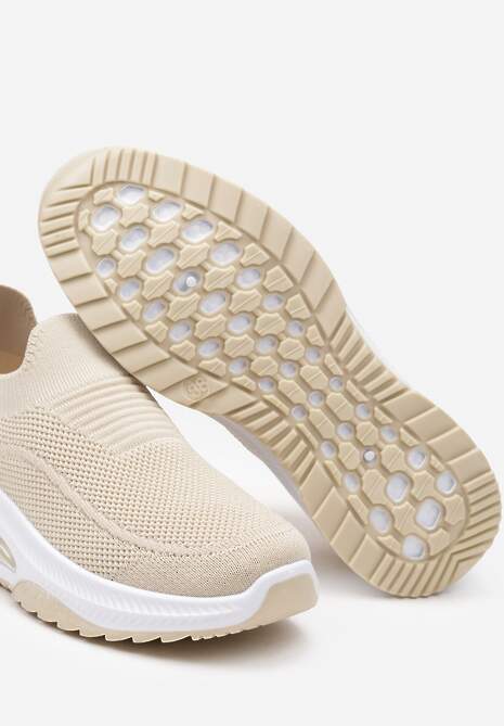 Beżowe Casualowe Buty Sportowe na Grubszej Podeszwie Ozdobione Perforacją Fiovena