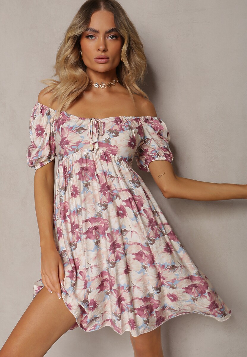 Różowo-Beżowa Sukienka z Wiązanym Dekoltem i Bufiastymi Rękawami z Gumką z Tyłu w Kwiatowy Wzór Vikolla