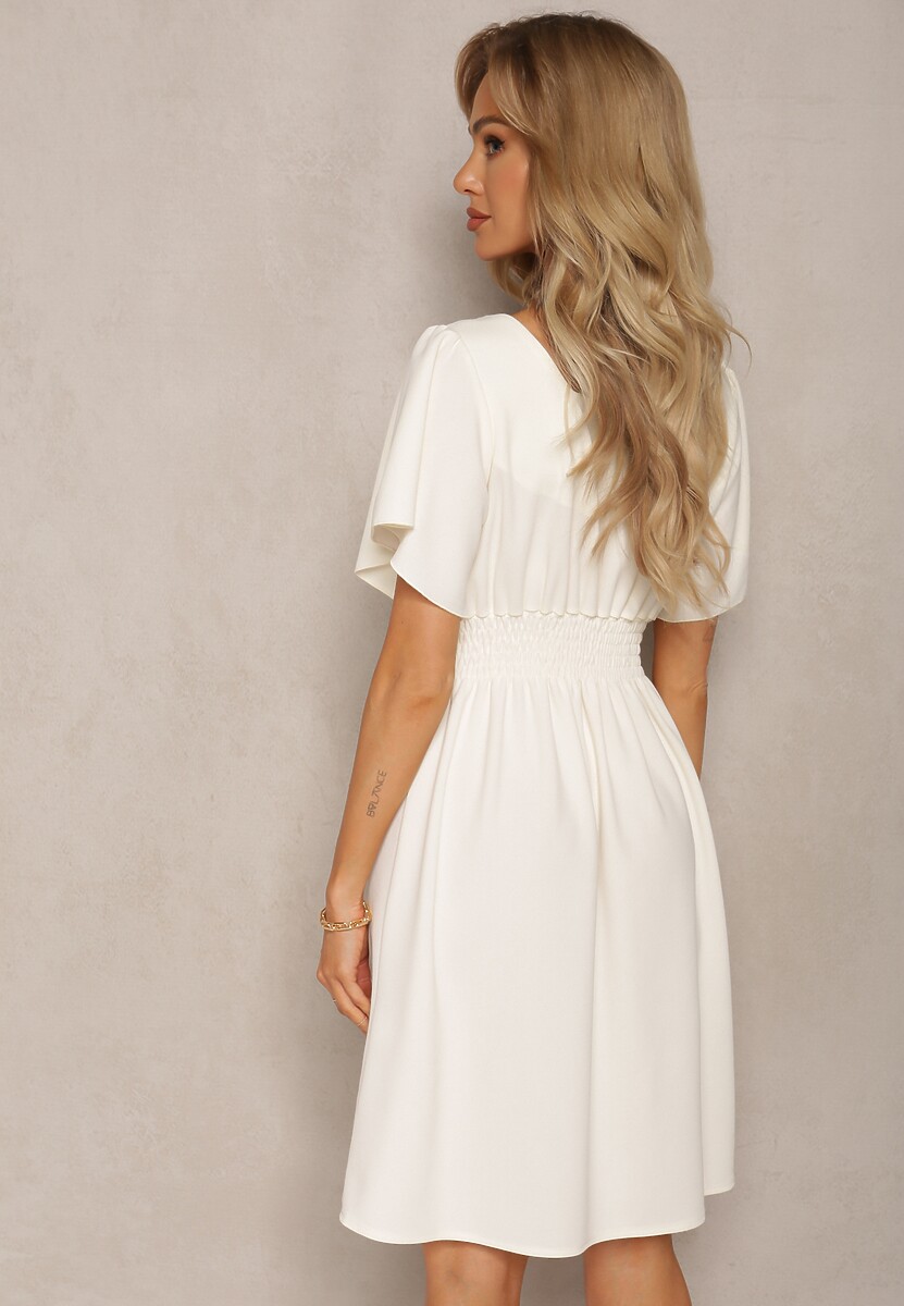 Jasnobeżowa Sukienka z Rozkloszowanym Dołem i Ozdobnymi Przeszyciami Celarsa