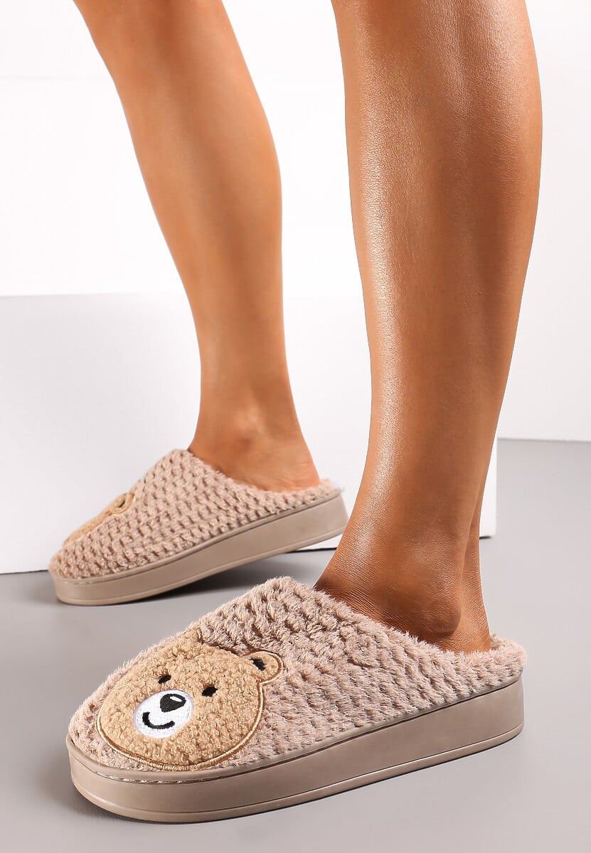 Ciemnobeżowe Ocieplone Kapcie z Naszywką w Kształcie Uroczego Misia Garana