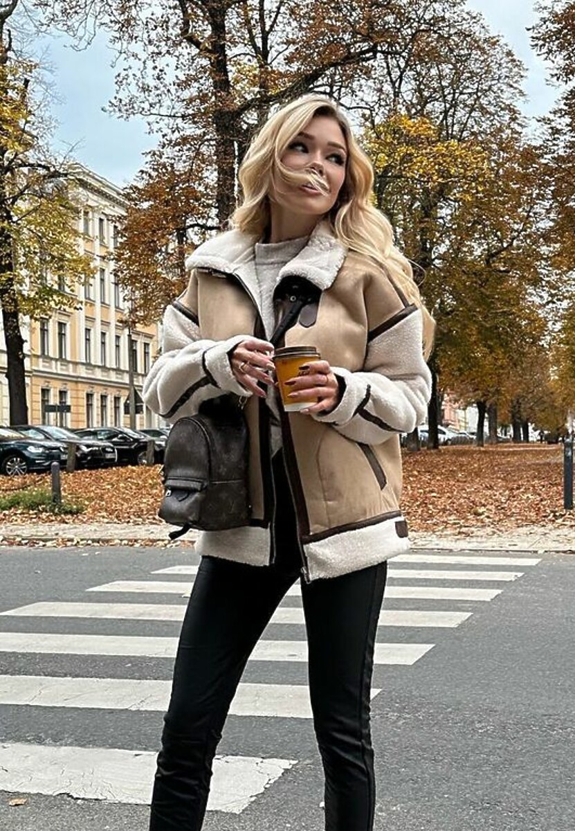 Beżowa Kurtka Pilotka ze Sztucznym Barankowym Futerkiem Phaerehe