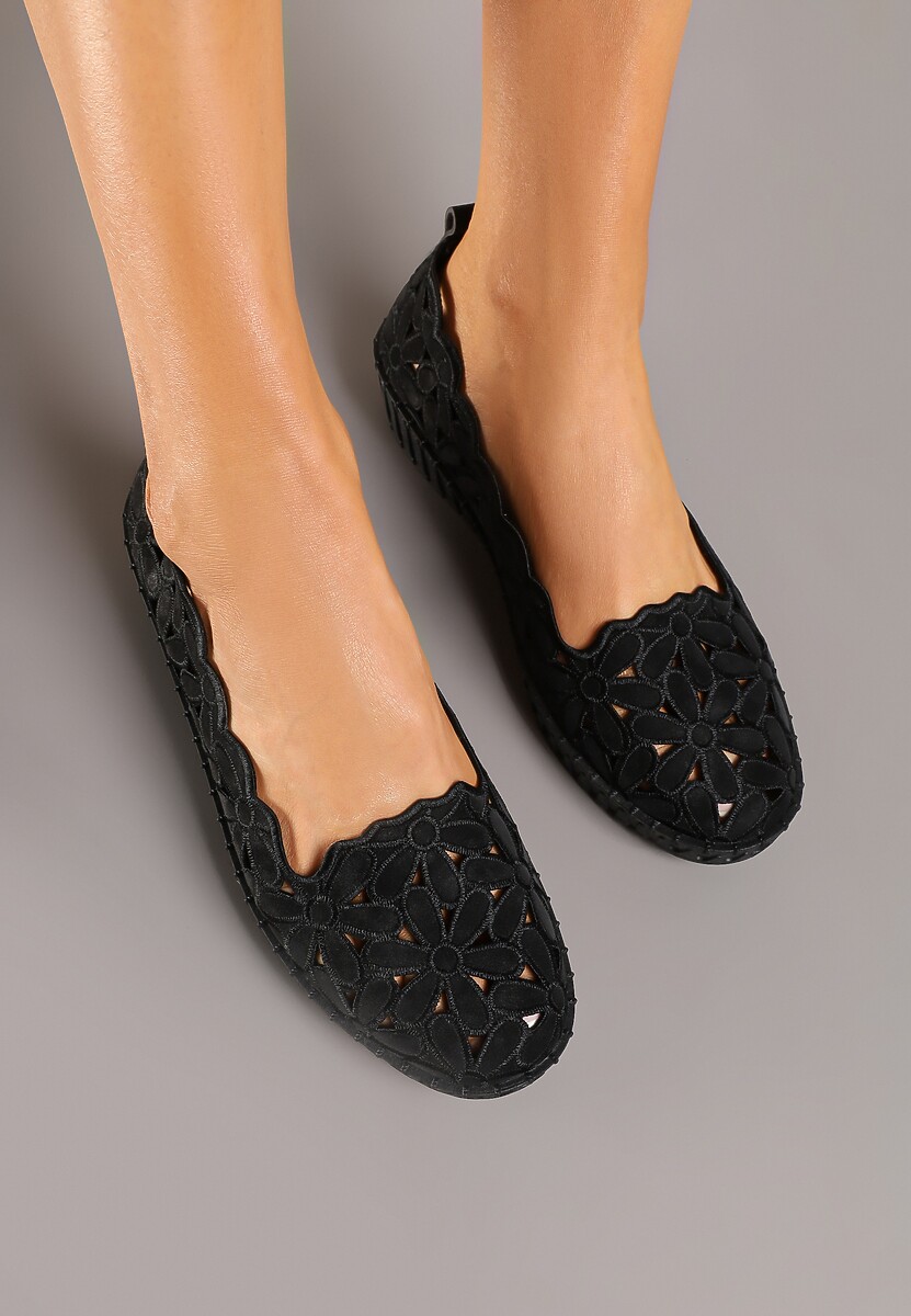 Czarne Półbuty z Ażurowymi Wycięciami na Koturnie Liselila