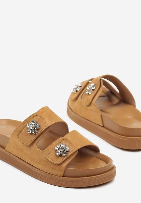 Brązowe Klapki na Niskiej Platformie Ozdobione Aplikacjami z Cyrkonii Mevea