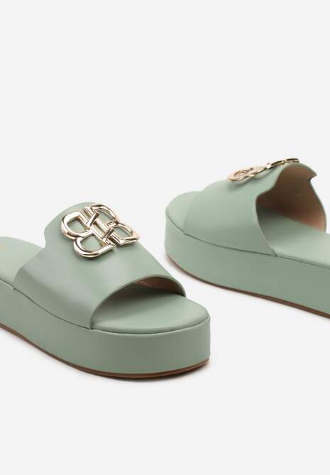 Zielone Klapki na Platformie Wykończone z Przodu Aplikacją Cavisa