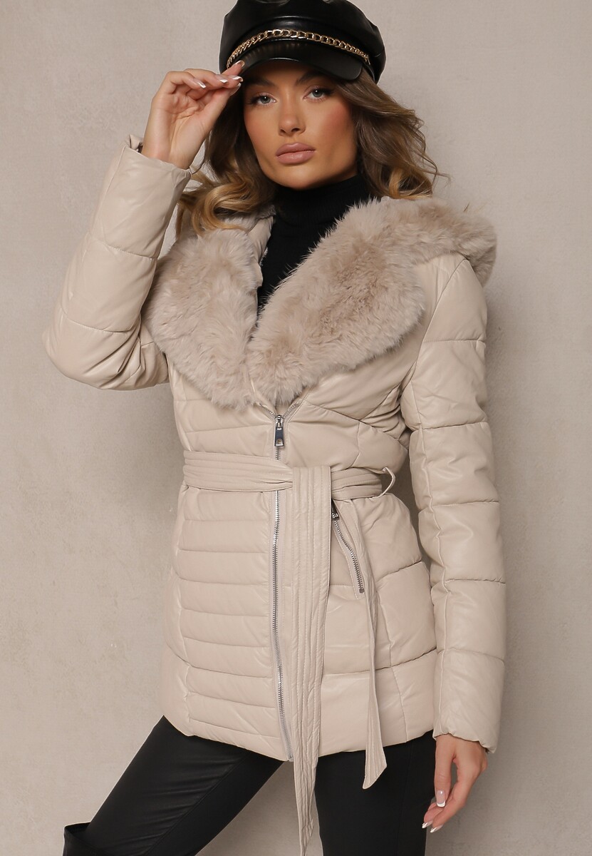 Jasnobeżowa Kurtka Pikowana z Paskiem w Talii i Kapturem Ozdobiona Futerkiem Jeleti