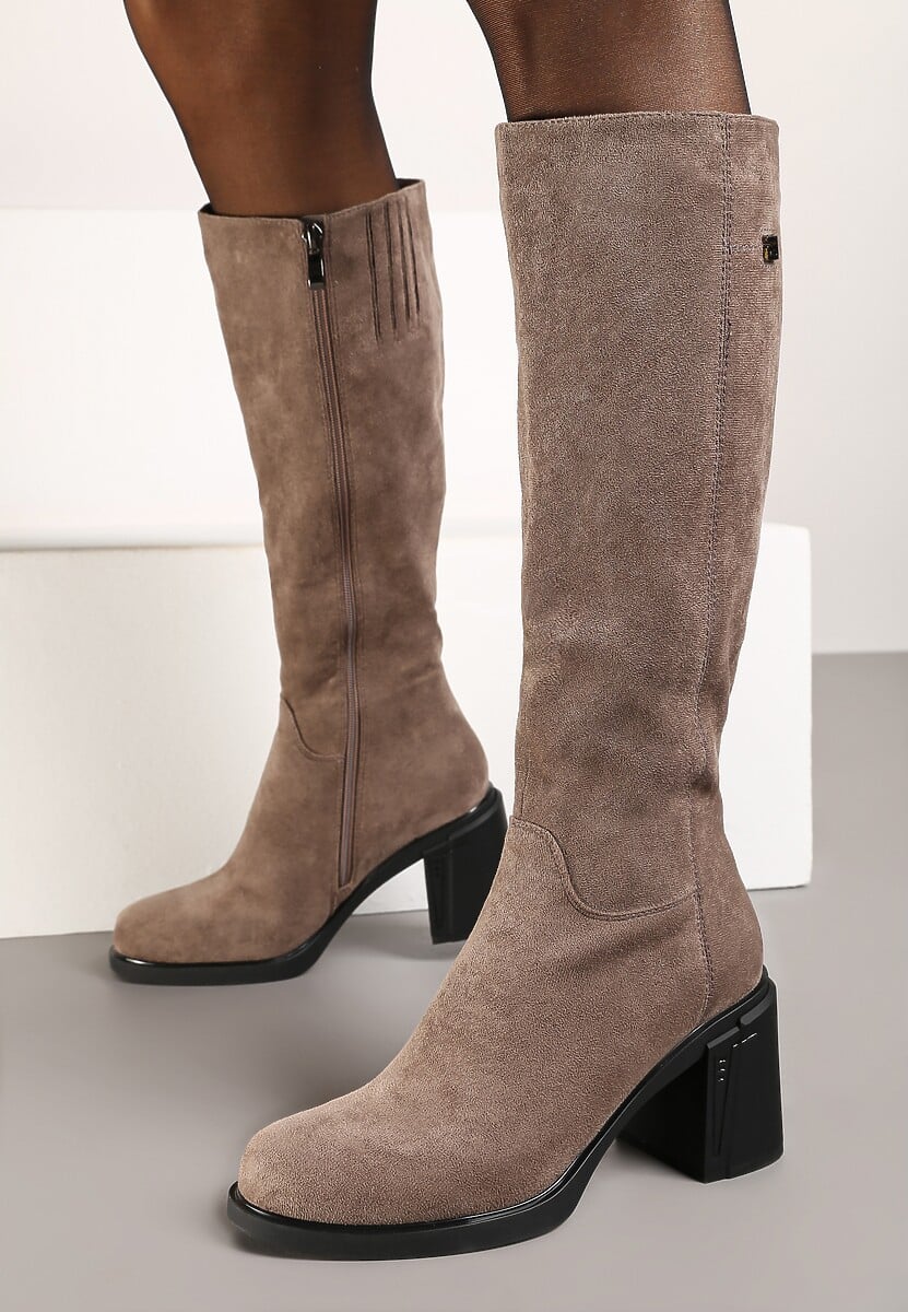 Ciemnobeżowe Kozaki na Słupku w Stylu Muszkieterek Cediara