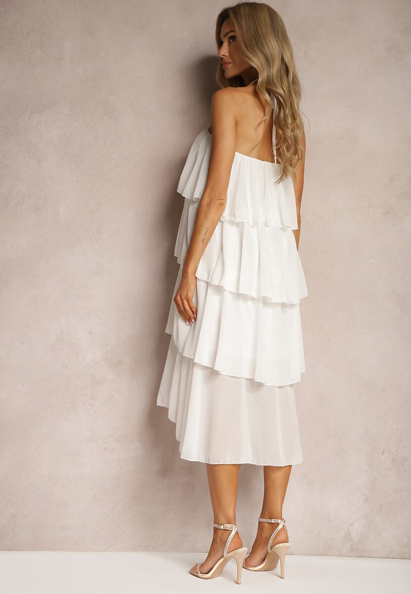 Biała Sukienka z Kwiatową Broszką Wykończona Falbanami i Wiązaniem na Szyi Tinashell