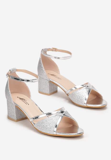 Srebrne Brokatowe Sandały na Niskim Słupku z Lakierowanymi Paskami Ilenia