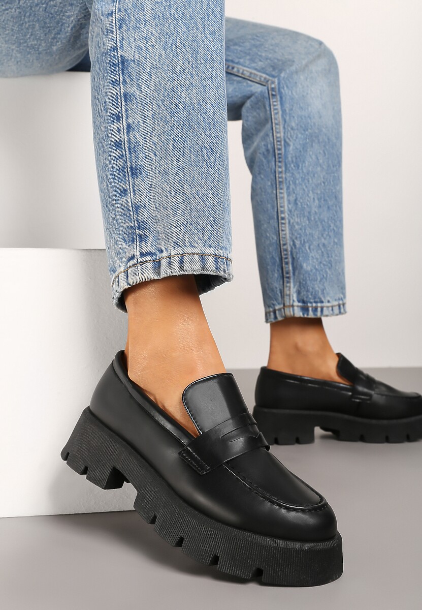 Czarne Mokasyny na Tłoczonej Platformie Resilira