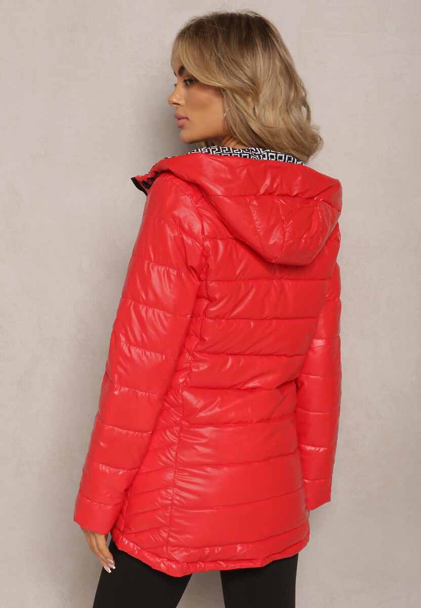 Czerwona Kurtka z Pikowaniem i Kapturem oraz Lekkim Połyskiem Rilenia