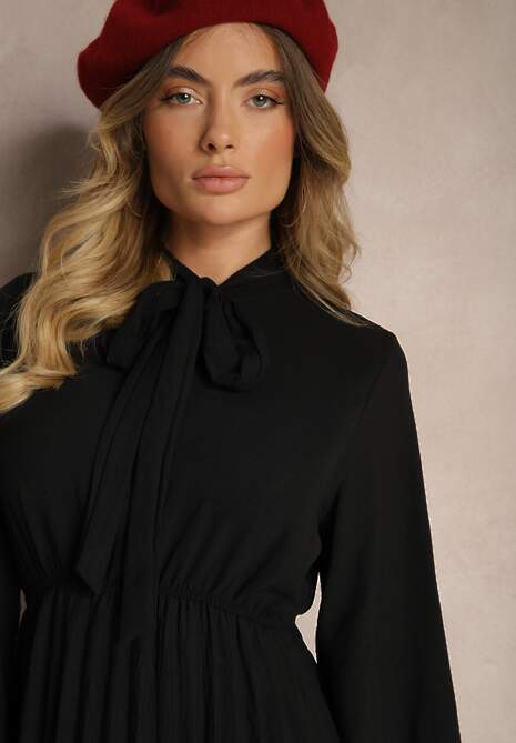 Czarna Plisowana Sukienka o Eleganckim Kroju z Wiązaniem przy Dekolcie i Gumką w Pasie Belorinda
