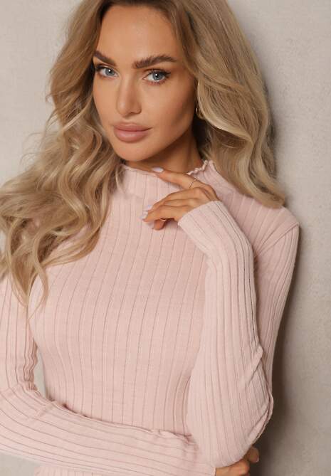 Jasnoróżowy Prążkowany Sweter z Półgolfem Kikisha