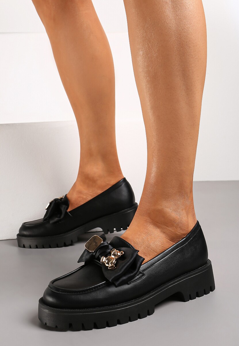 Czarne Mokasyny na Niskiej Platformie Ozdobione Metalowymi Aplikacjami i Kokardą Alirakia